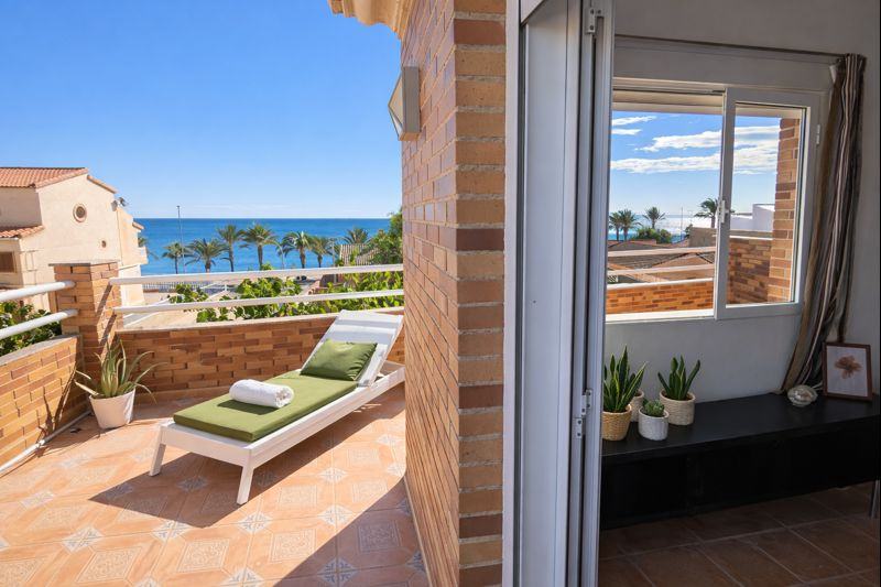 Terraza con tumbona y vistas al Mediterráneo
