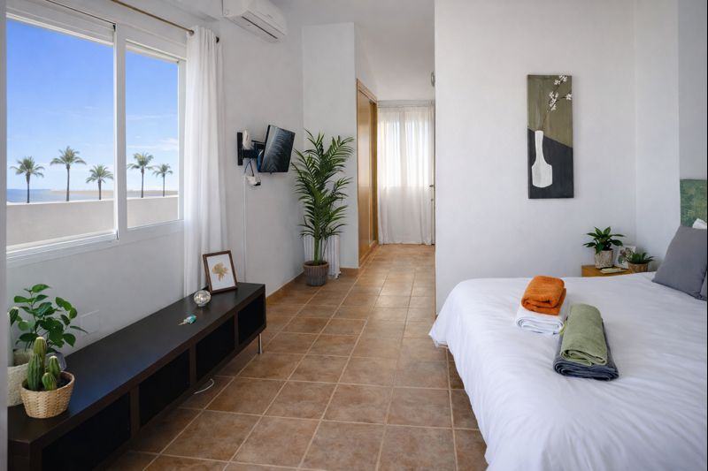 Dormitorio con vistas a las palmeras